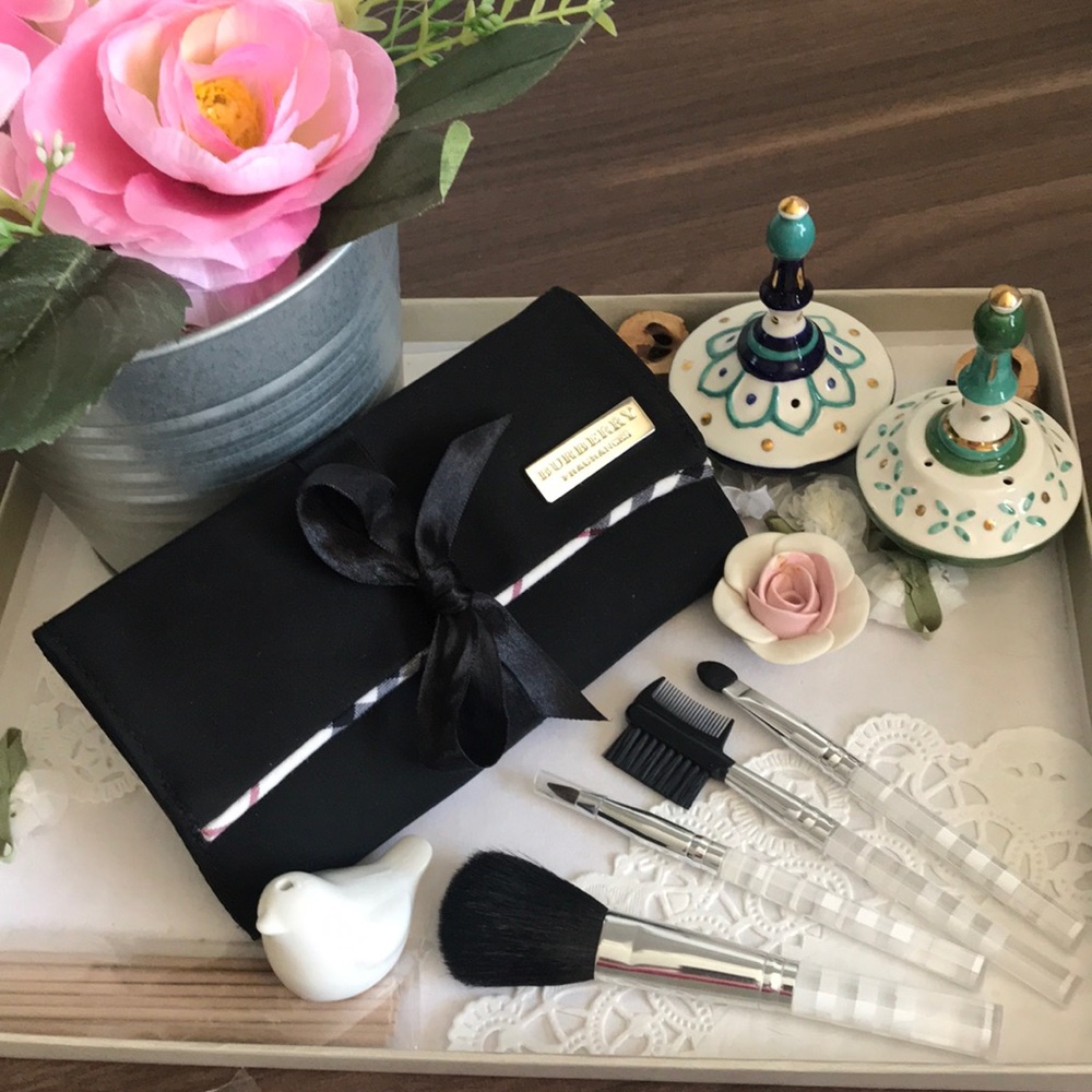 🧥new Burberry 4-piece brush roll